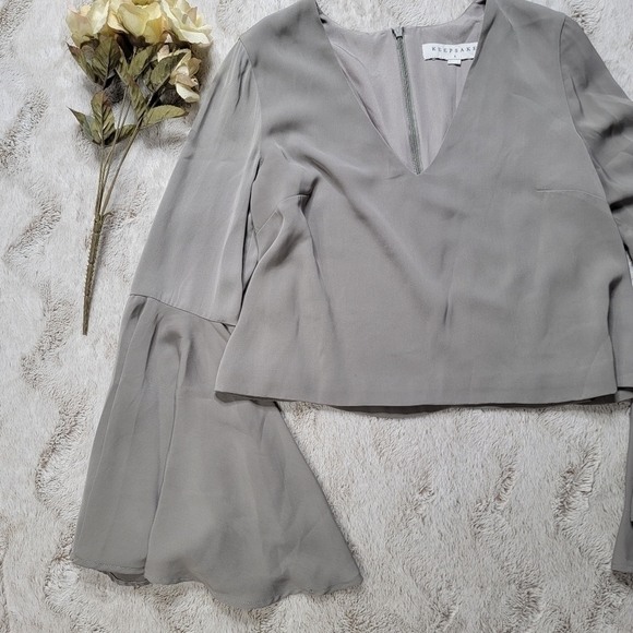 Keepsake The Label Gray Bell Sleeve V Neck Cropped Top Size S - Picture 3 of 9